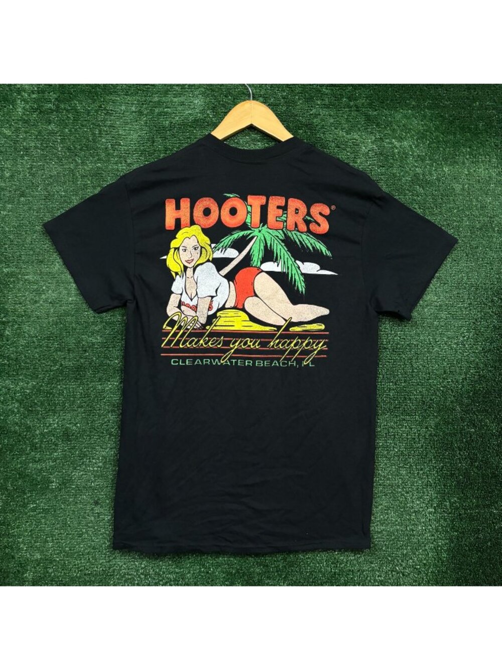 Hooters Makes You Happy Clearwater T-Shirt Size Medium